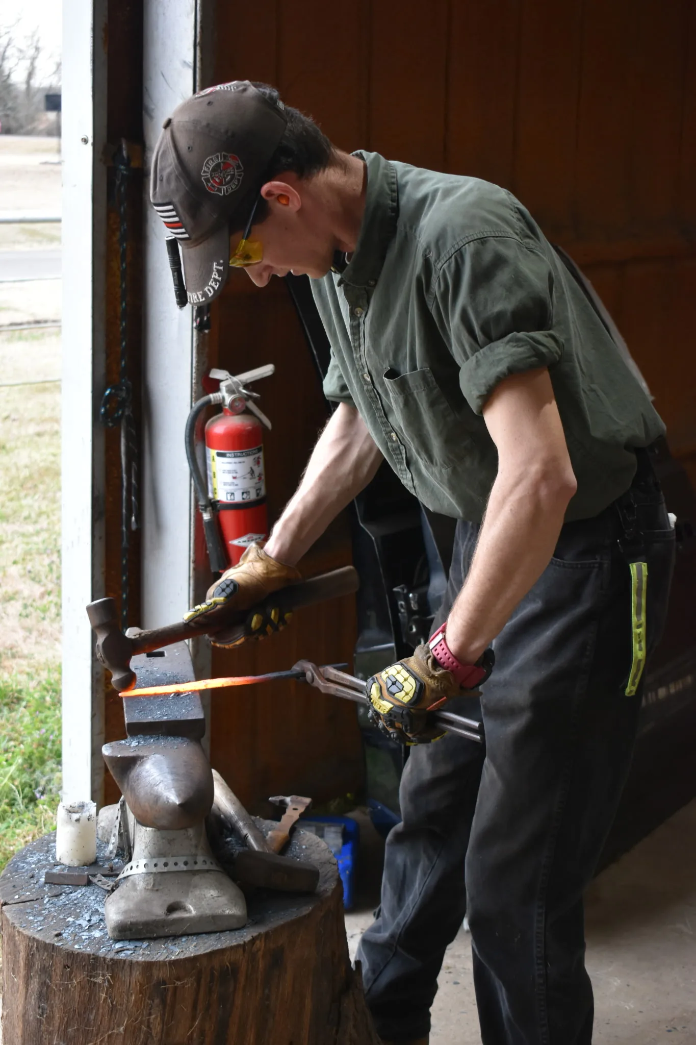 Arthur Duke shaping a hot shoe at the anvil